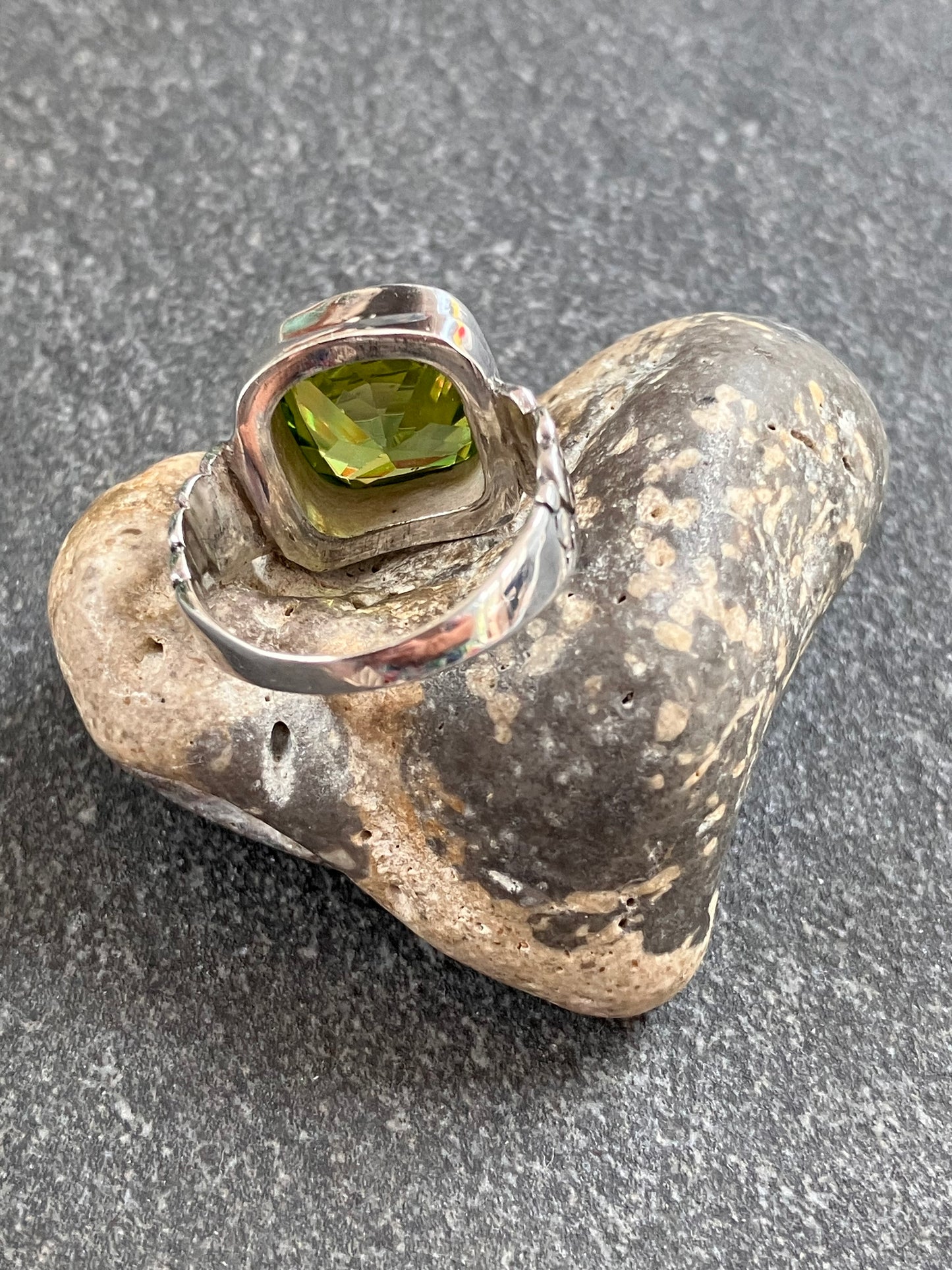 This striking vintage ring features a brilliantly vibrant piece of green chamfered cut glass.