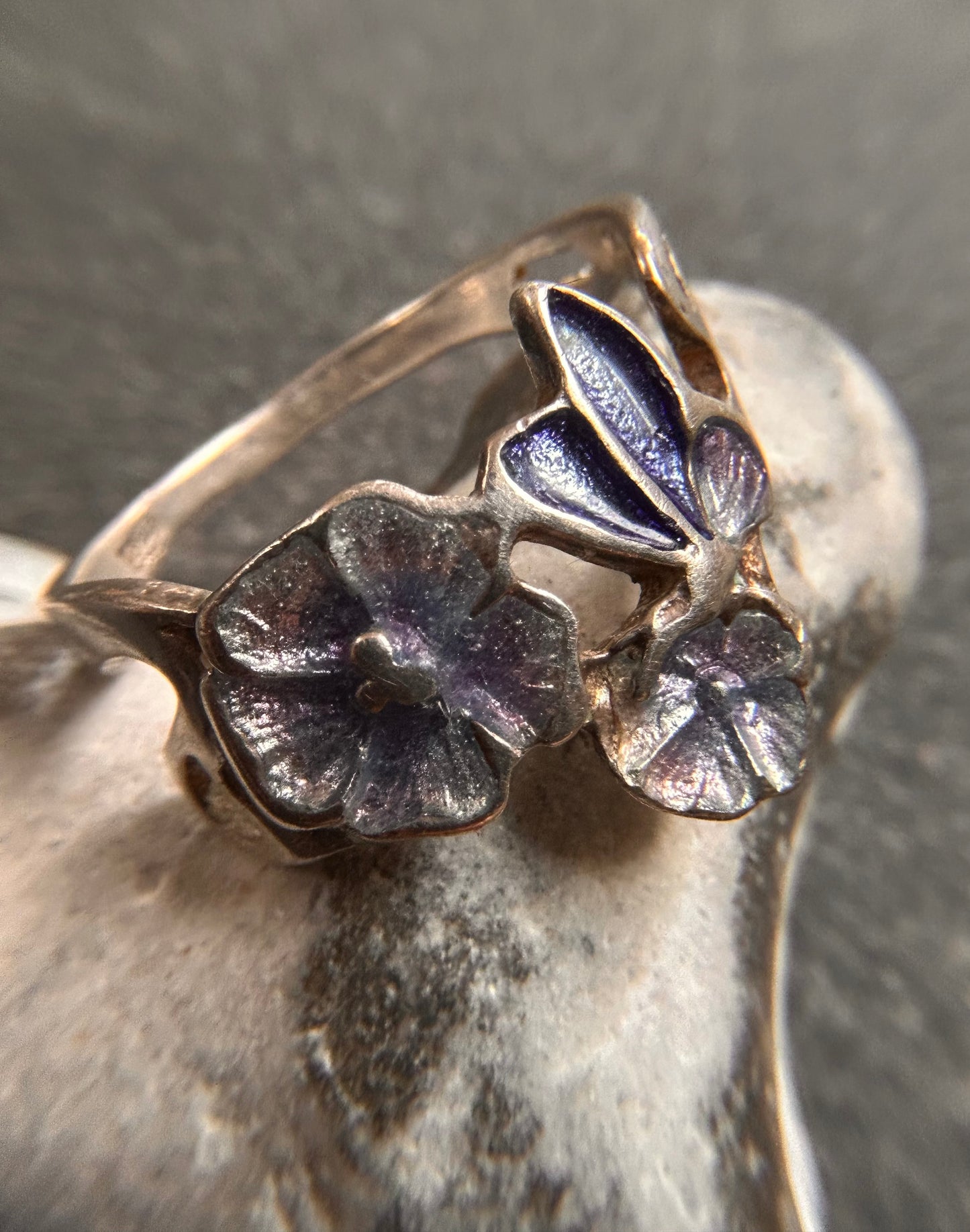 A beautiful and delicate vintage sterling silver ring by renowned silversmith and enamel artist Pat Cheney.