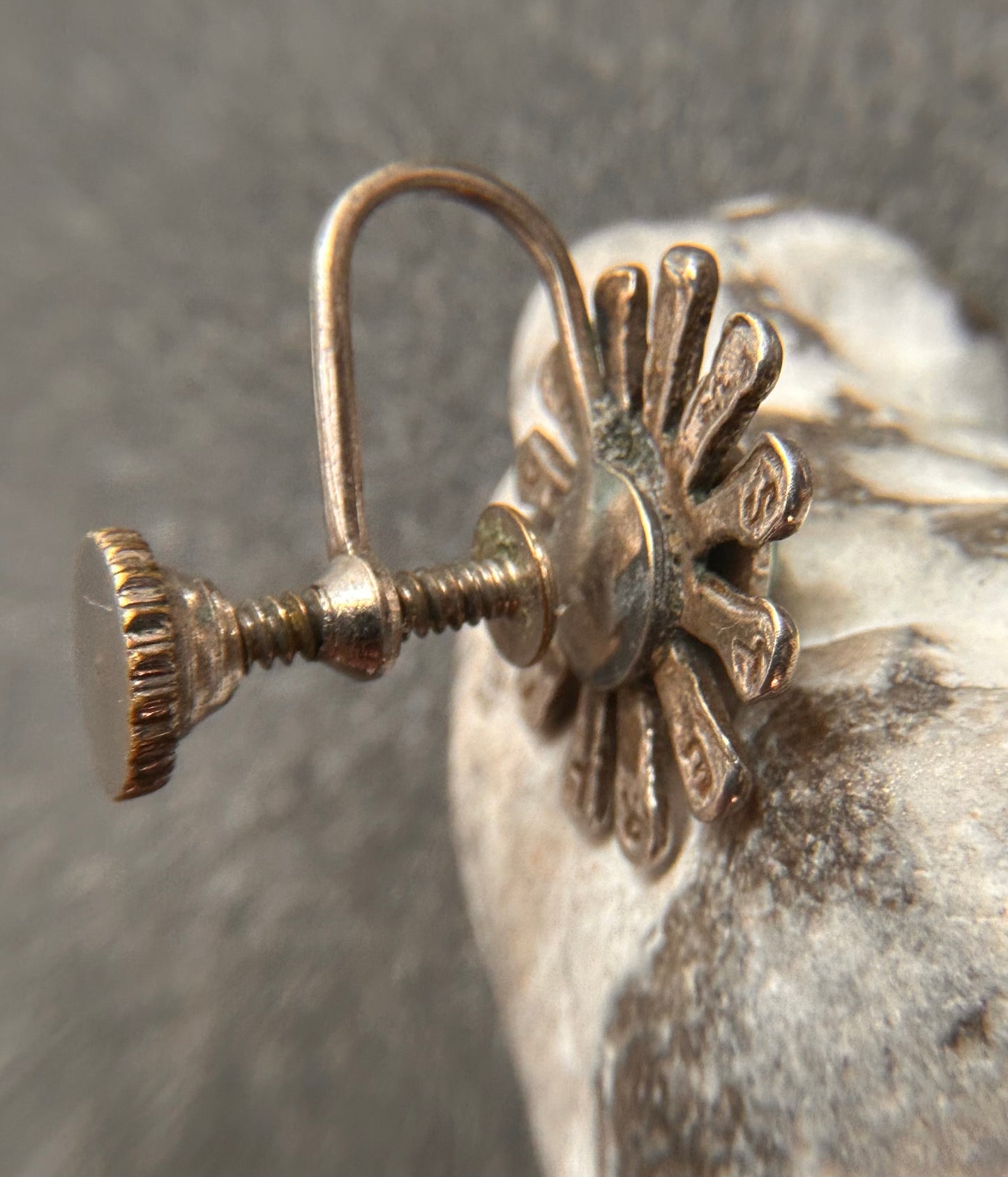 Beautiful vintage sterling silver Native American sunburst (or flowerburst, depending on your interpretation) screw-back earrings