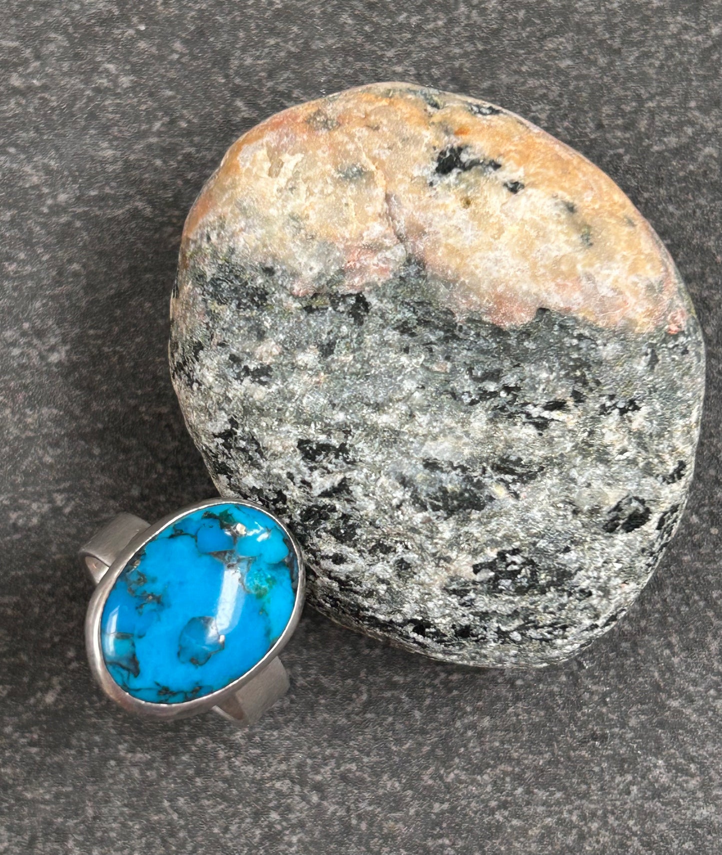 A beautiful vintage sterling silver ring featuring a striking turquoise stone - 1988