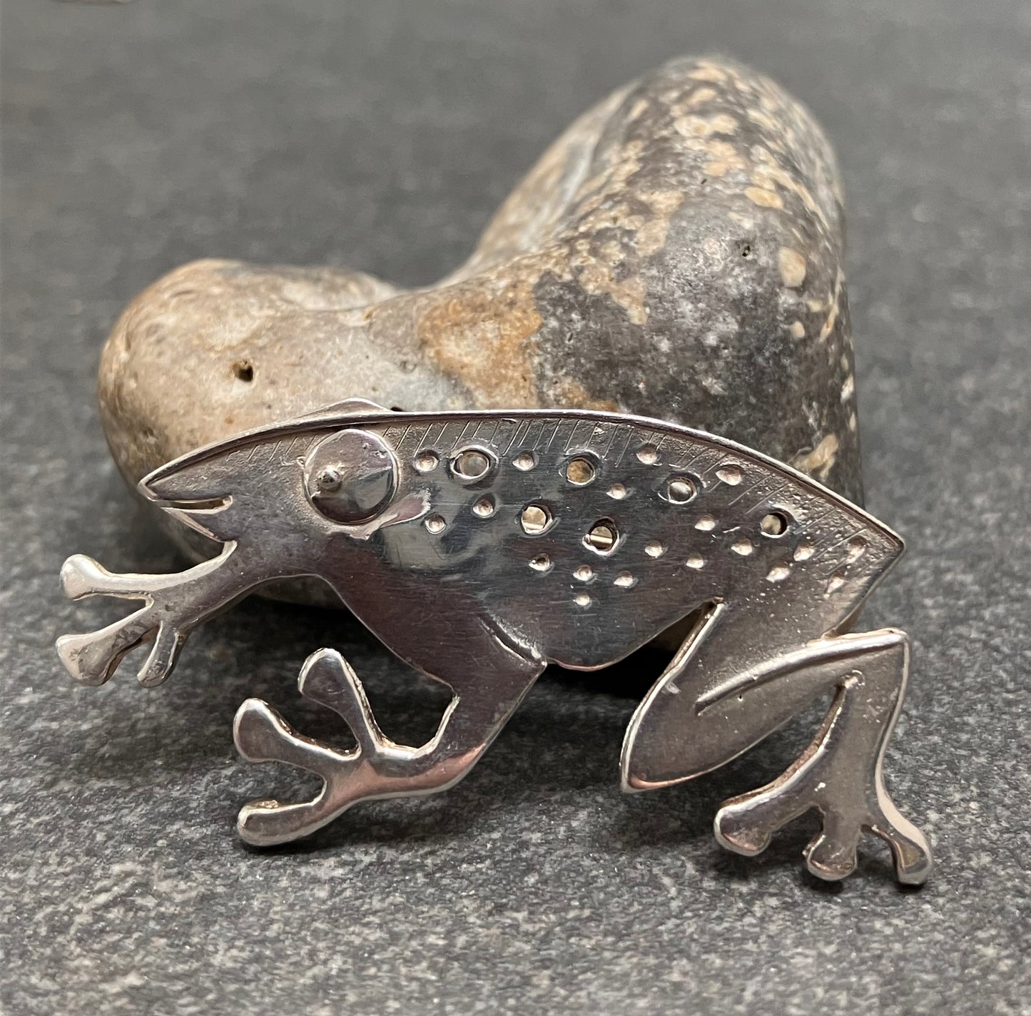 Super characterful vintage sterling silver frog brooch. 2001