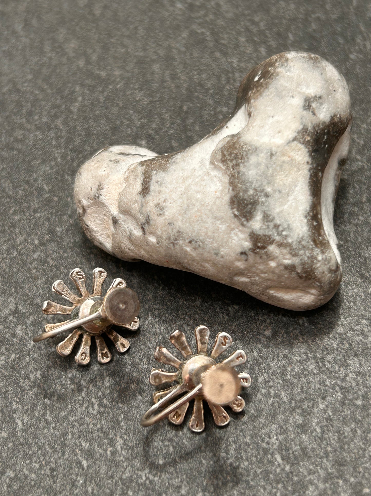Beautiful vintage sterling silver Native American sunburst (or flowerburst, depending on your interpretation) screw-back earrings