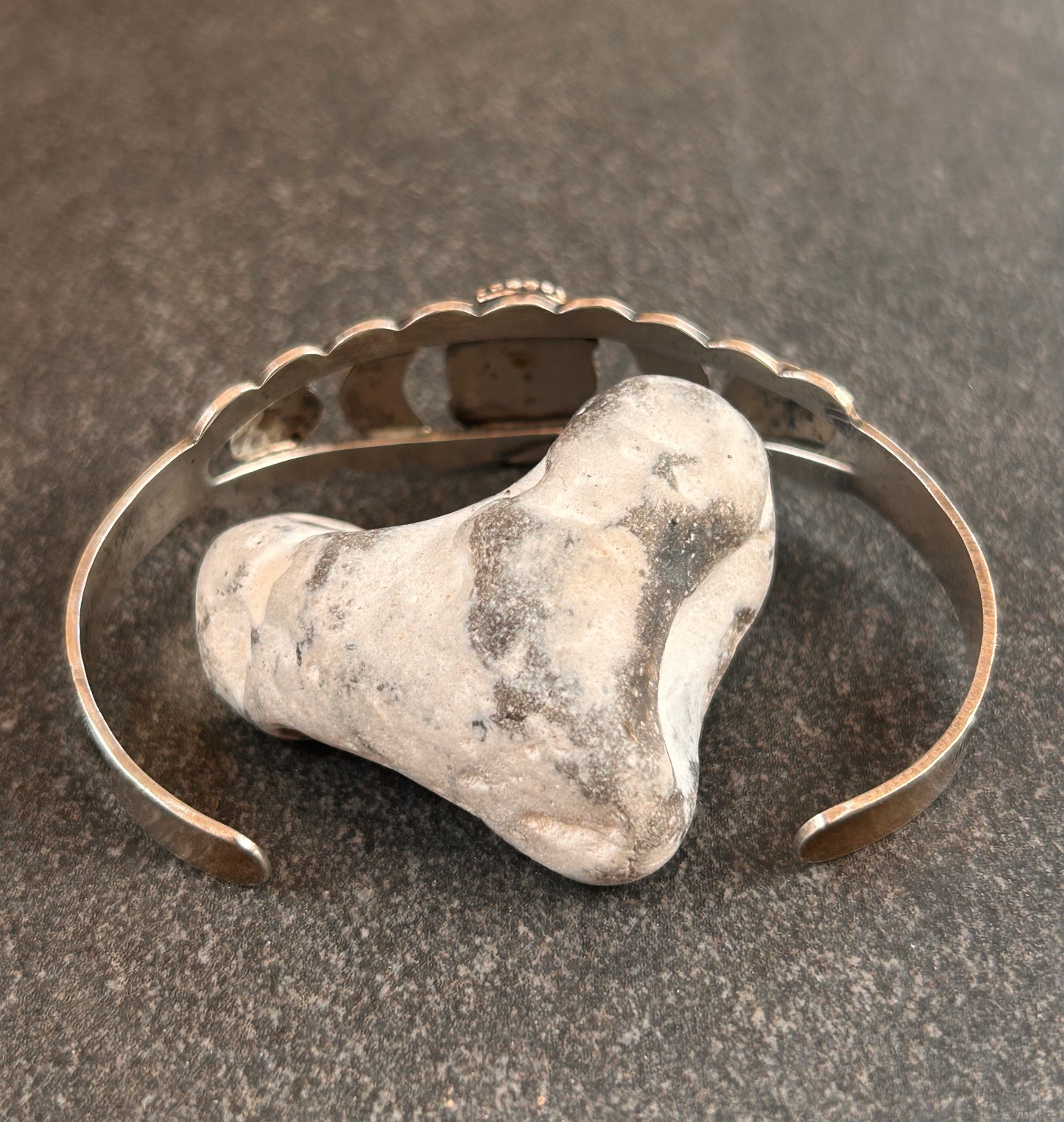Vintage sterling silver Native American bangle featuring a striking central cabochon of lapis lazuli