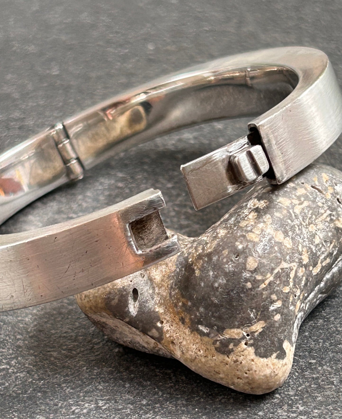 Lovely weight vintage sterling silver bangle