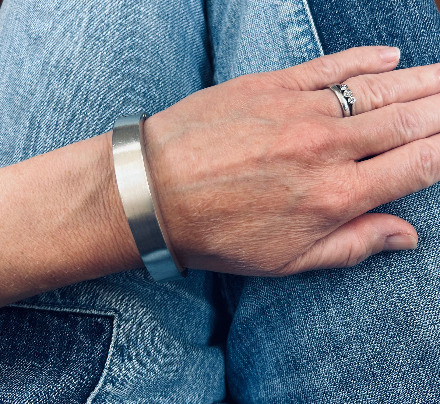 Lovely weight vintage sterling silver bangle