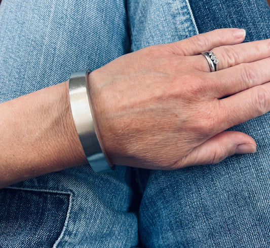 Lovely weight vintage sterling silver bangle