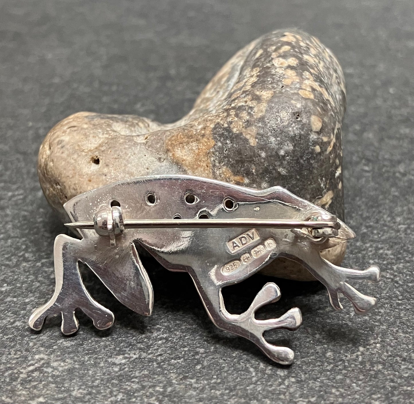 Super characterful vintage sterling silver frog brooch. 2001