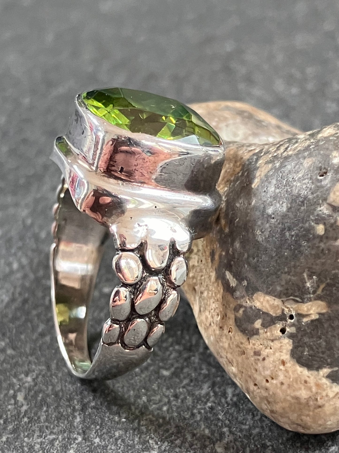 This striking vintage ring features a brilliantly vibrant piece of green chamfered cut glass.