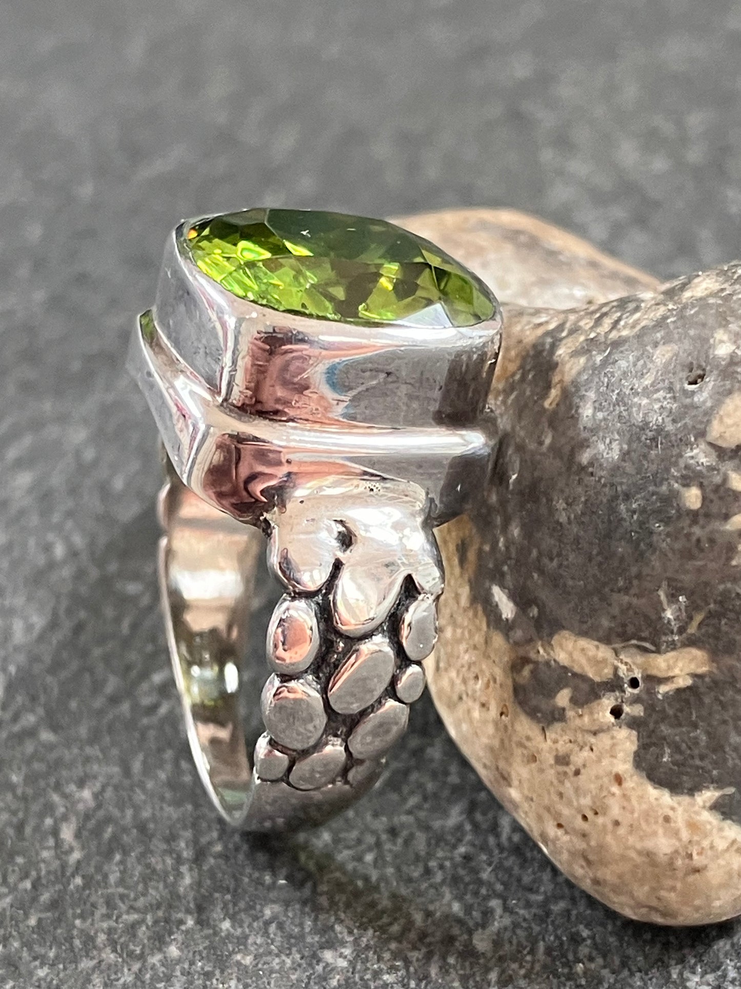 This striking vintage ring features a brilliantly vibrant piece of green chamfered cut glass.