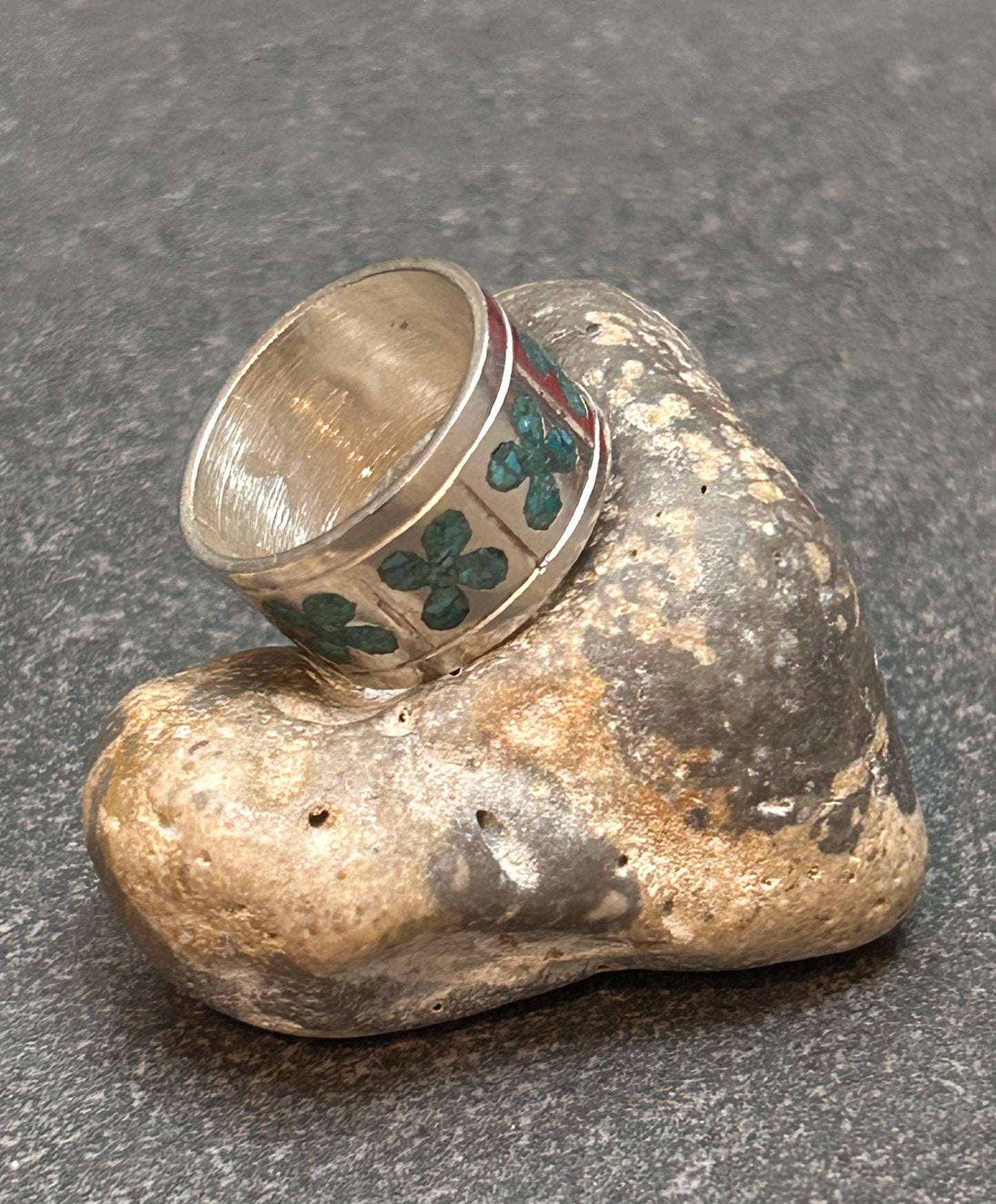 Vintage sterling silver ring with flower pattern