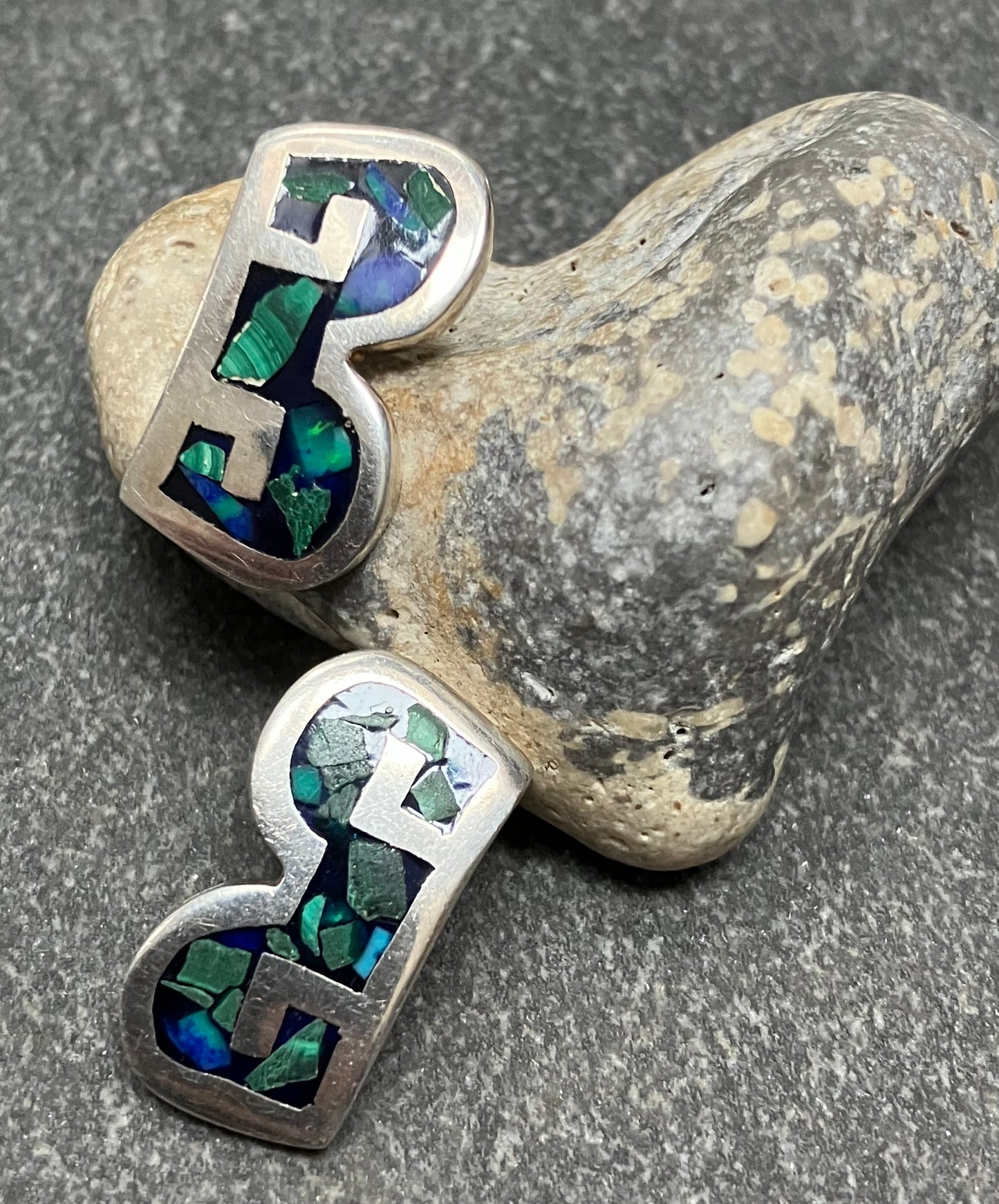 Super vintage sterling silver Mexican earrings with chips of malachite and azurite stone