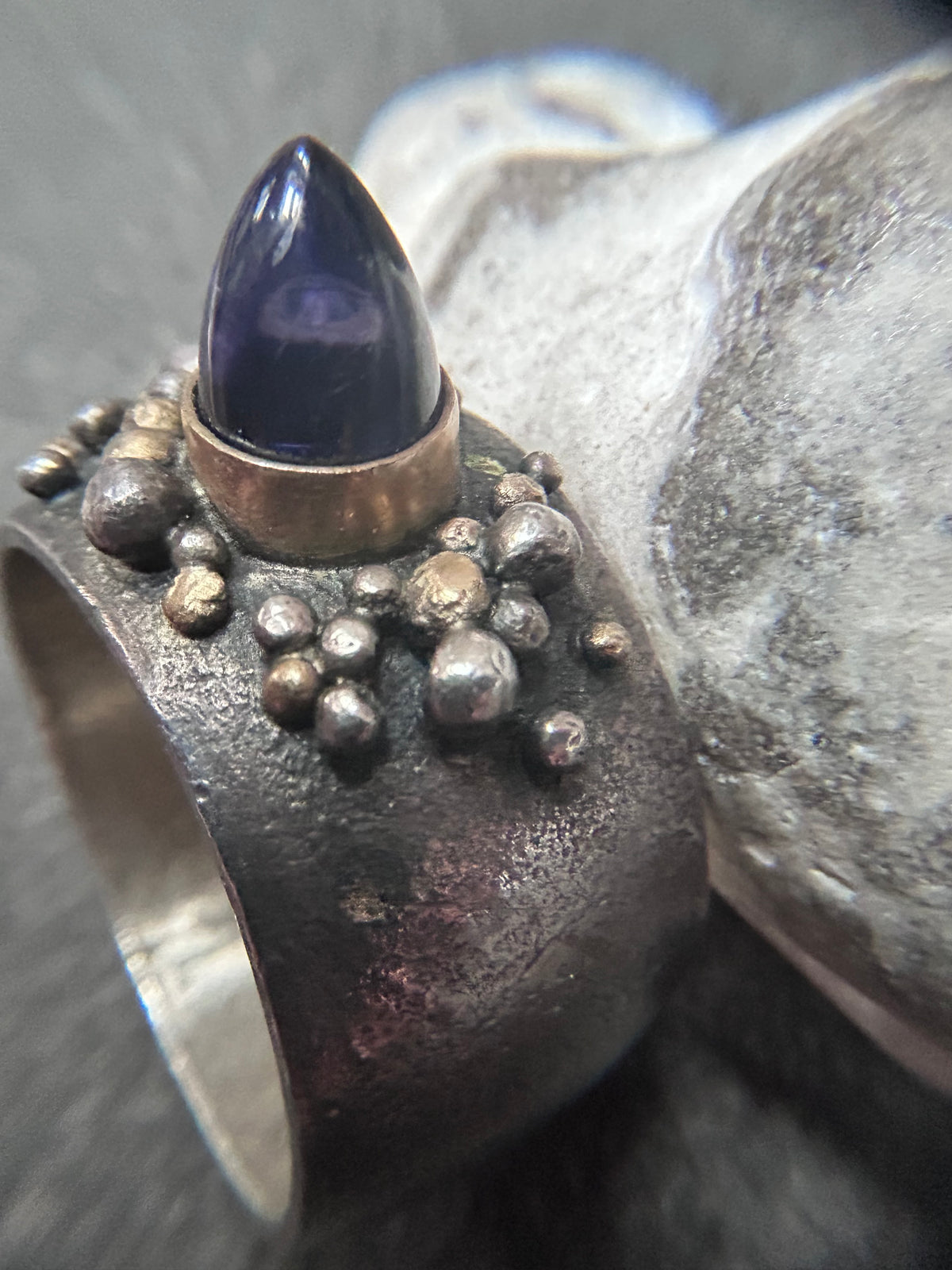 Fully hallmarked Birmingham 1997.
A truly exceptional artisan piece. 💜