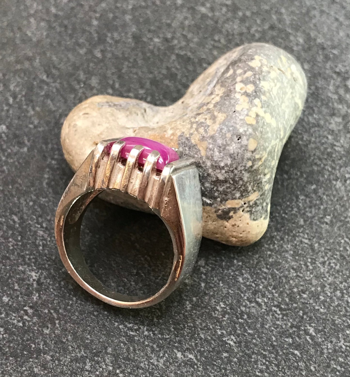 Vintage sterling silver ‘star ruby’ stone ring.