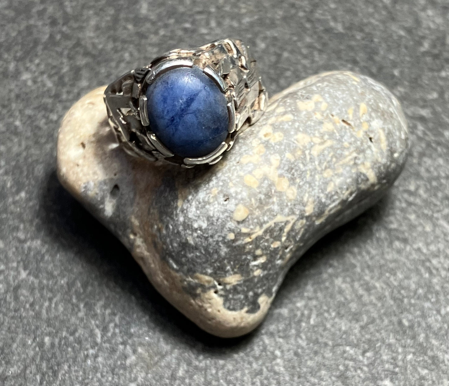 Brutalist sterling silver and Lapis Lazuli vintage ring. 1969-1970