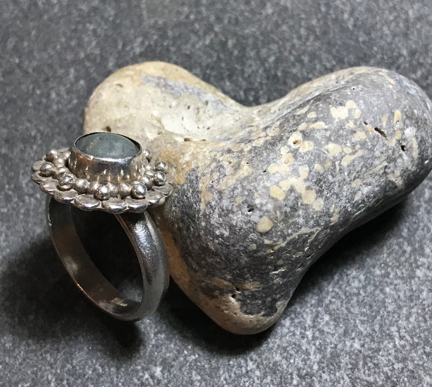 Vintage sterling silver and labradorite abstract flower ring.