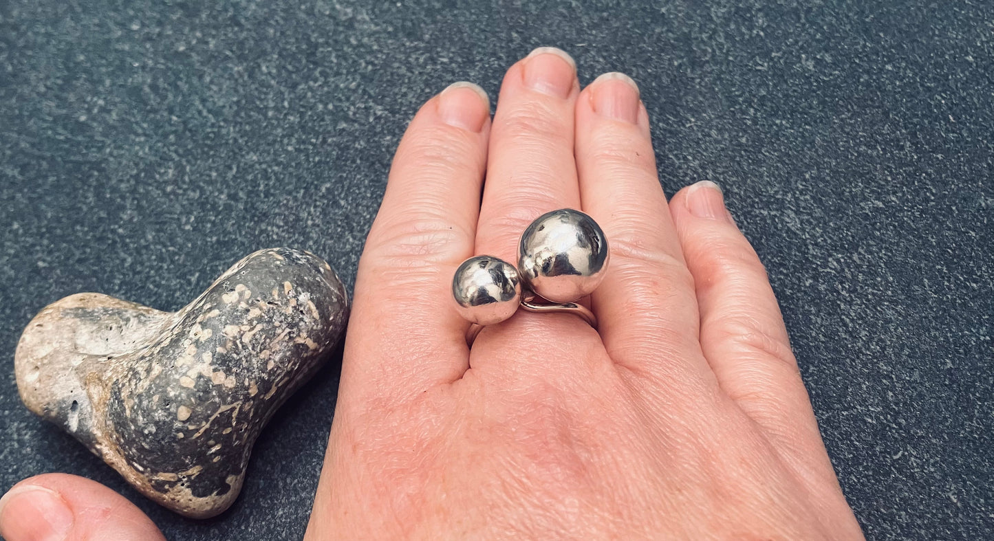 Vintage sterling silver sphere ring.