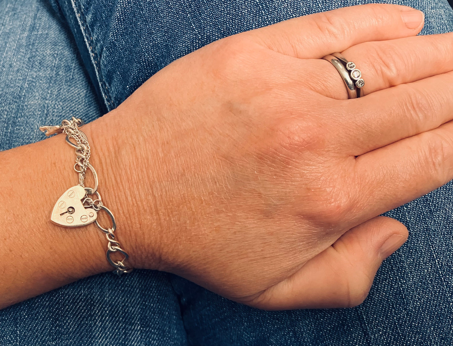 Absolutely beautiful vintage sterling silver bracelet with heart padlock. 1978