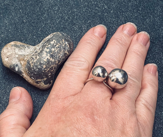 Vintage sterling silver sphere ring.