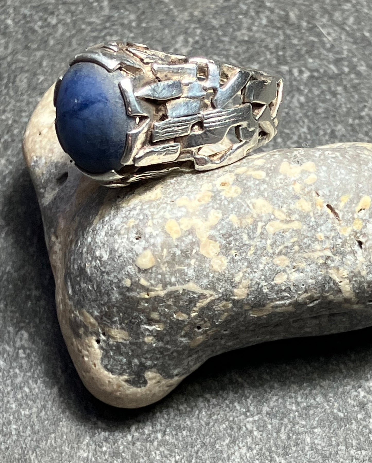 Brutalist sterling silver and Lapis Lazuli vintage ring. 1969-1970