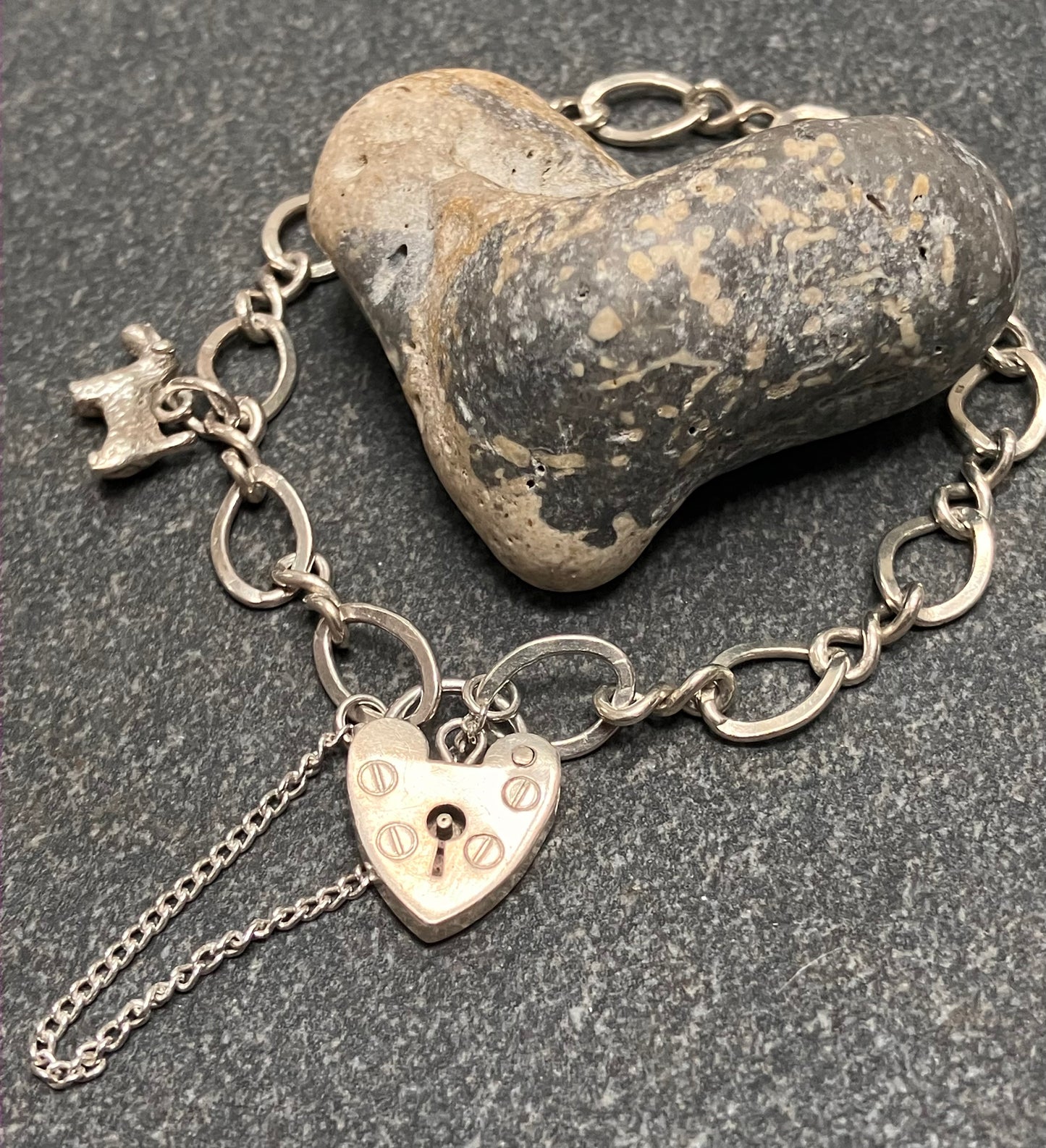 Absolutely beautiful vintage sterling silver bracelet with heart padlock. 1978