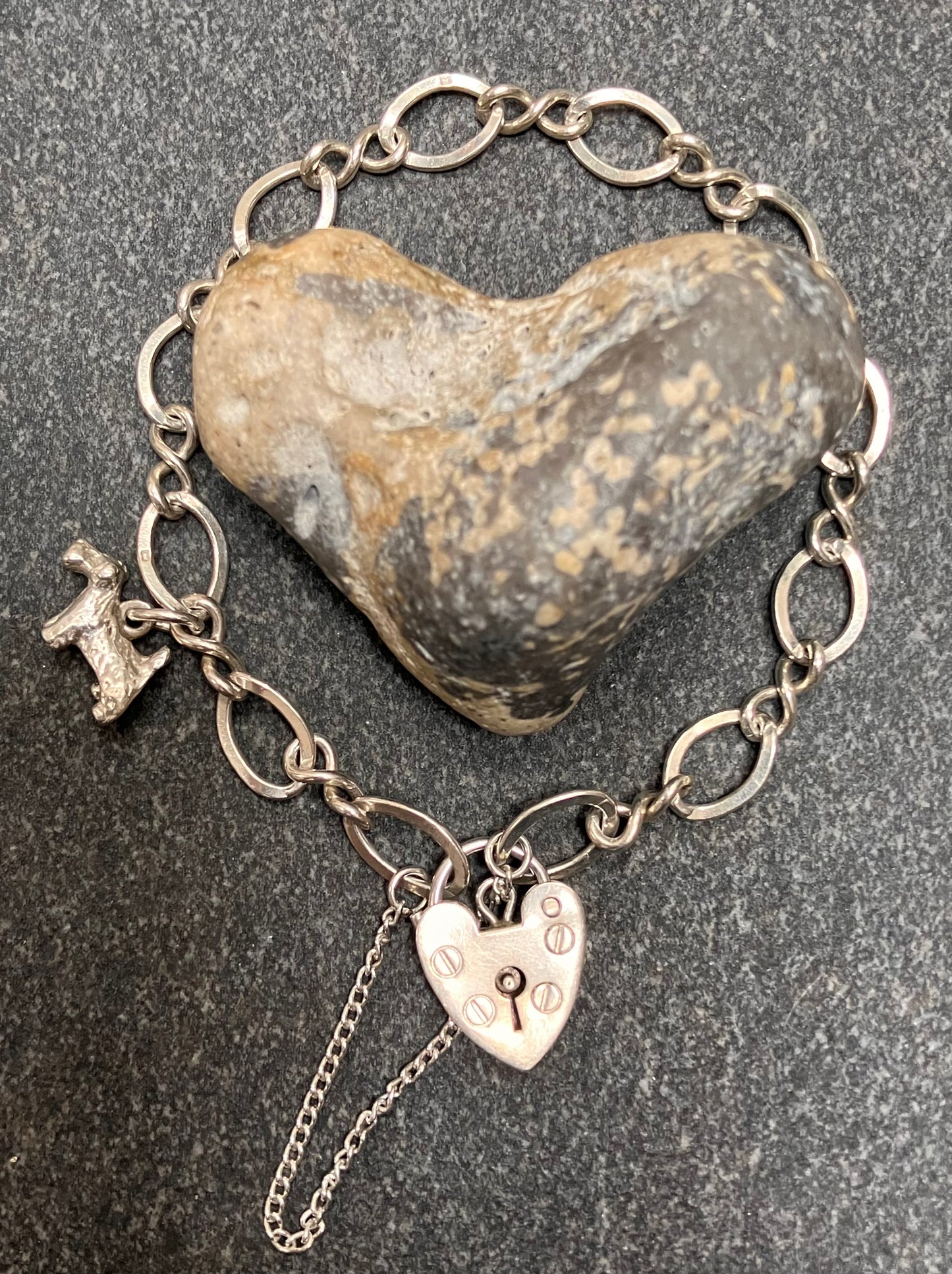 Absolutely beautiful vintage sterling silver bracelet with heart padlock. 1978